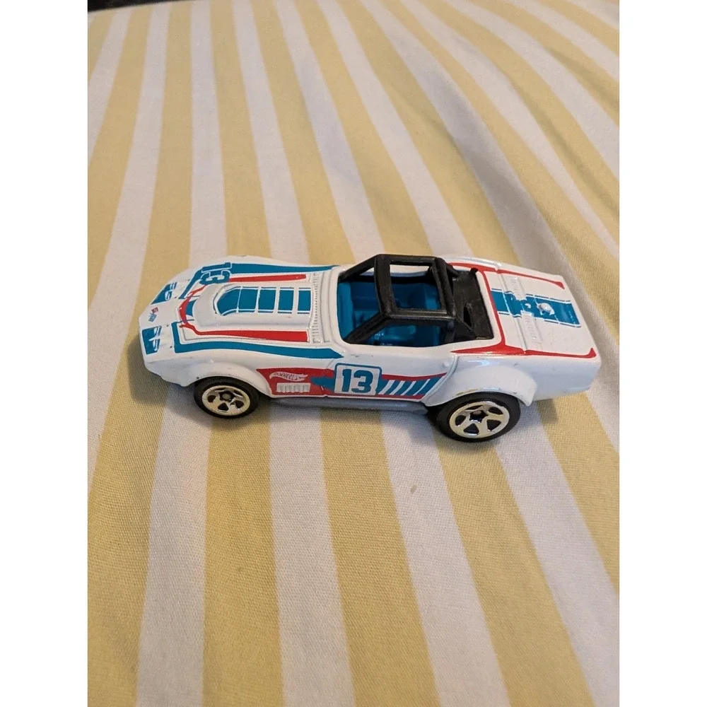 Hot Wheels 69 Corvette Racer White Nightburnerz Diecast 1:64 DWH81 2016